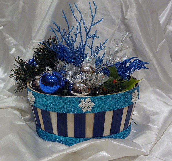blue-white-christmas-ornamnet-gift-basket
